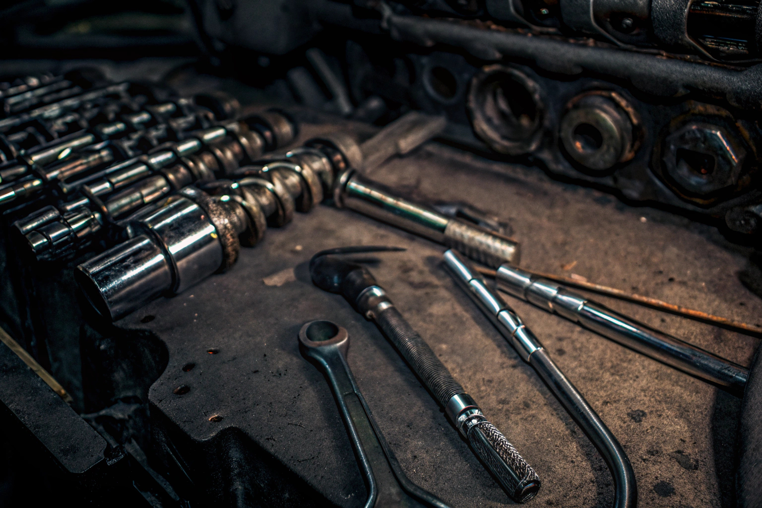 Mechaniker bei der Autoreparatur