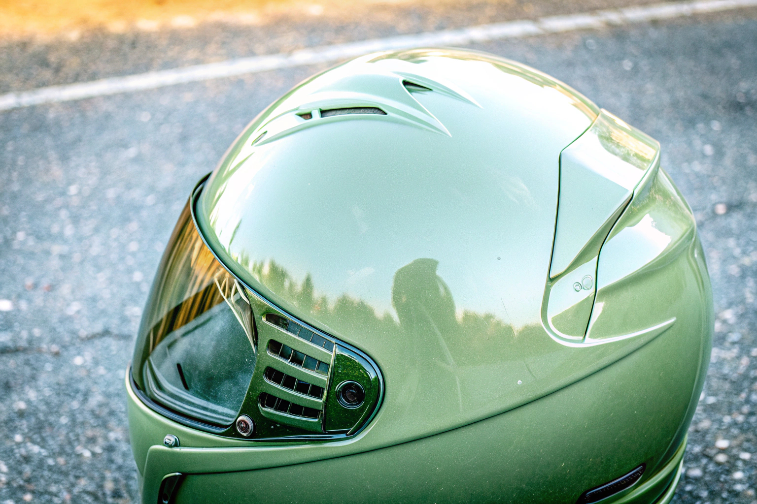 Moderner Motorradhelm mit Sonnenblende und Belüftung