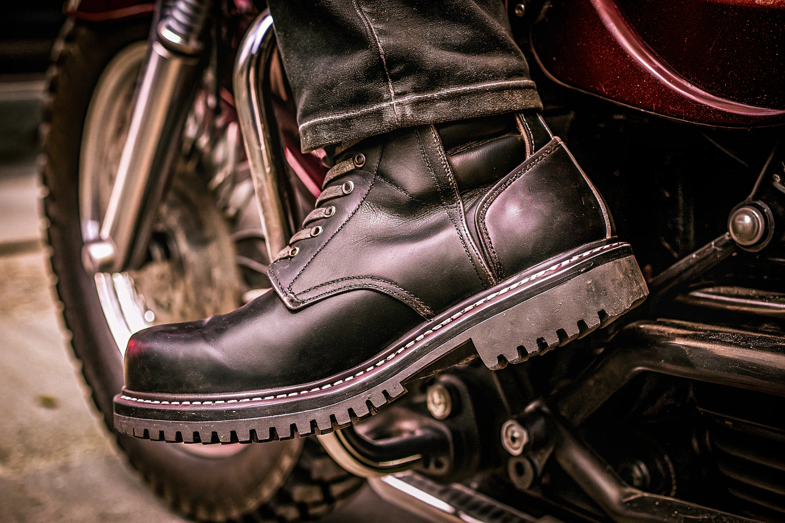 Motorradstiefel mit Verstärkungen