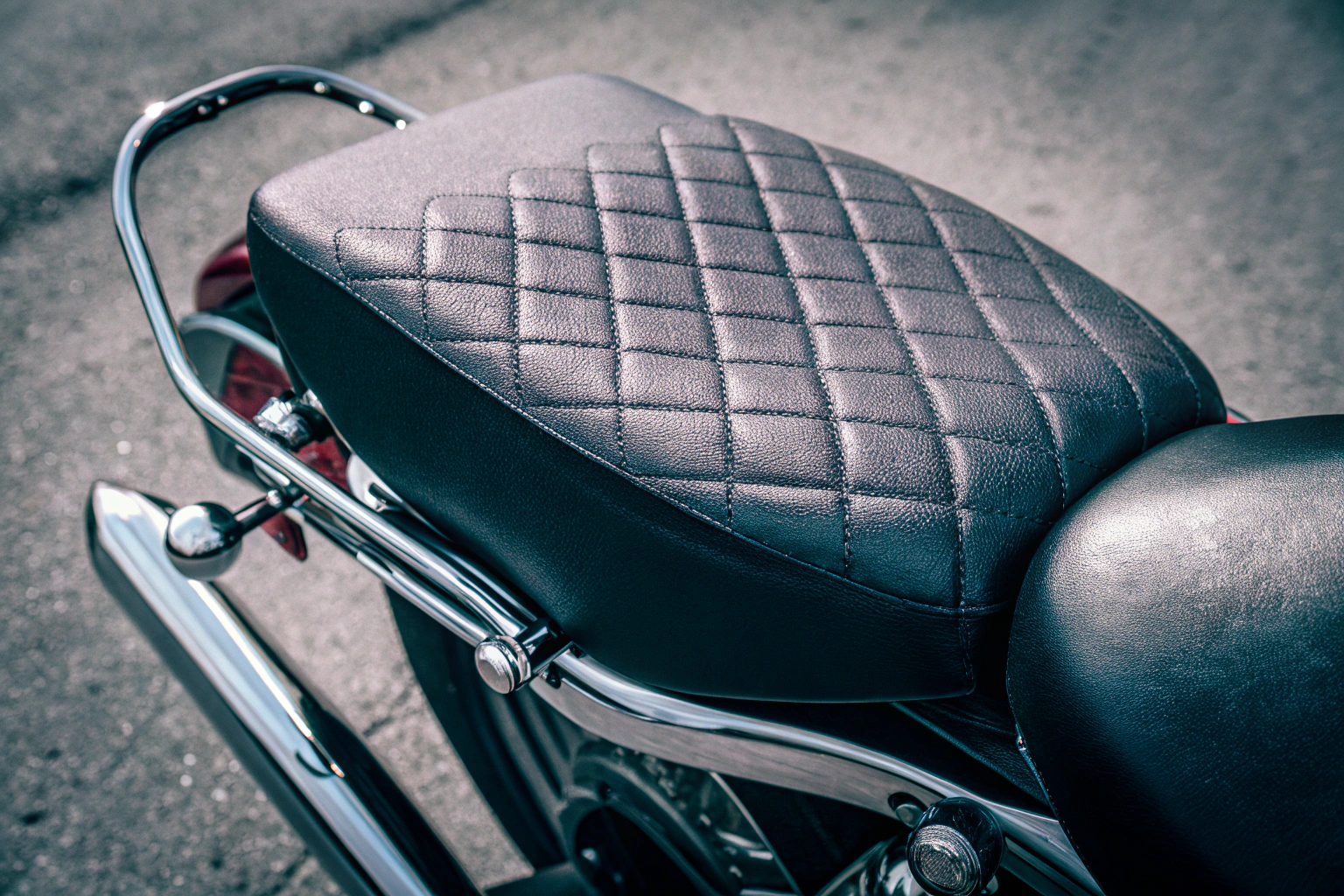 Detailaufnahme eines Sozius-Sitzpads mit Saugnäpfen, das auf einem Motorrad montiert ist. Sozius-Sitzpad auf Motorrad