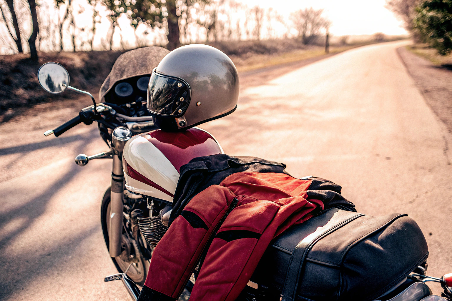 Motorradfahrer mit Schutzausrüstung