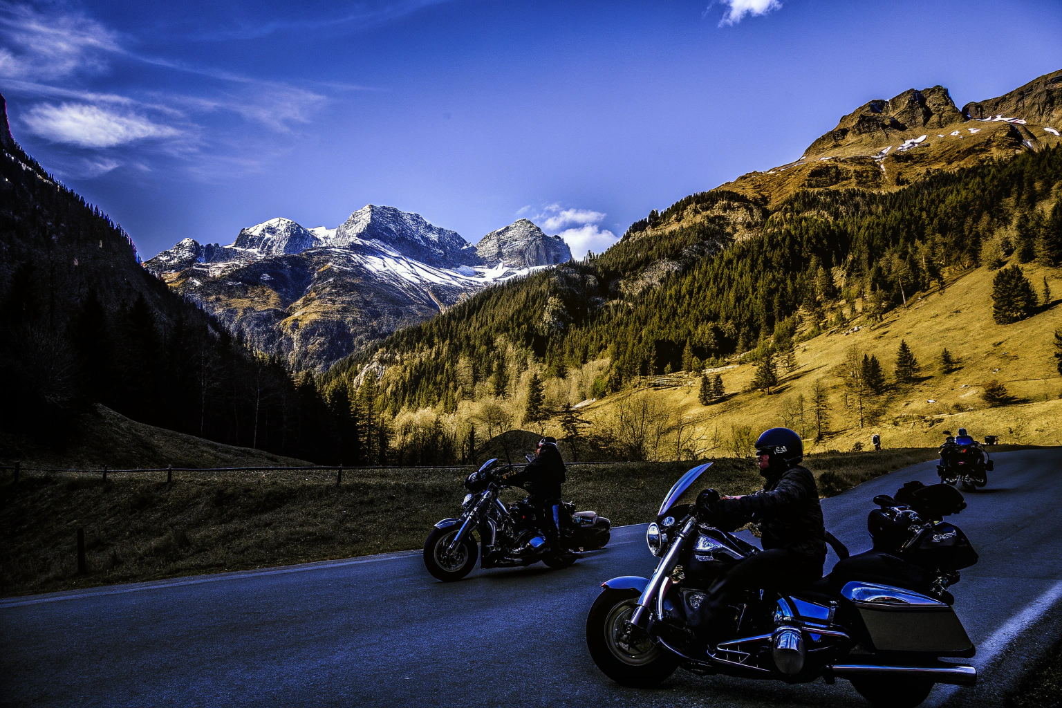 Motorräder auf einem Alpenpass