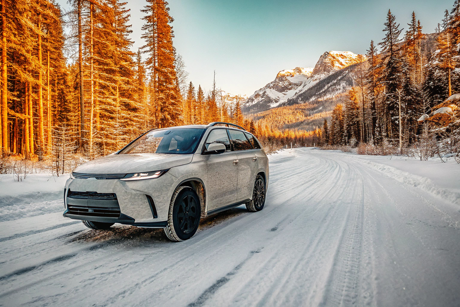 Auto mit Winterreifen im Schnee