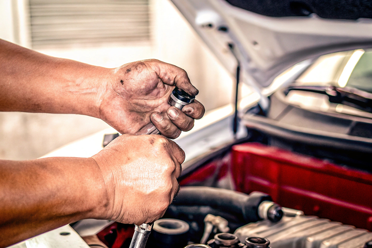 Automechaniker bei der Arbeit