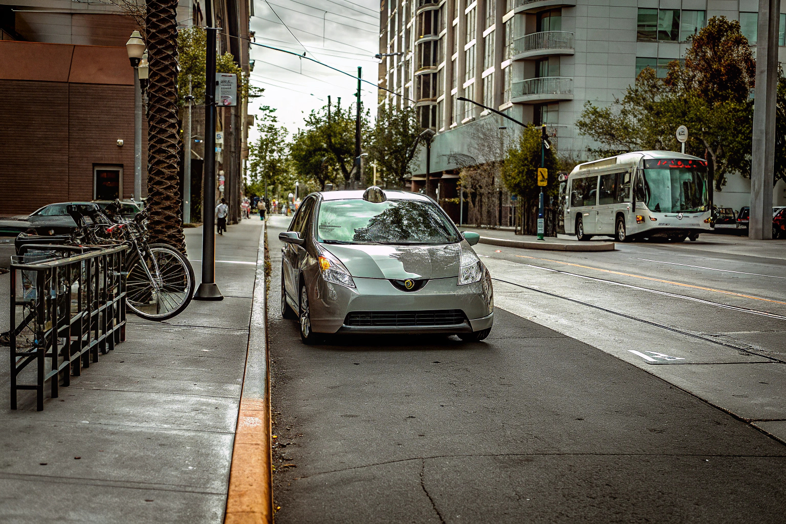 Carsharing-Fahrzeug in der Stadt