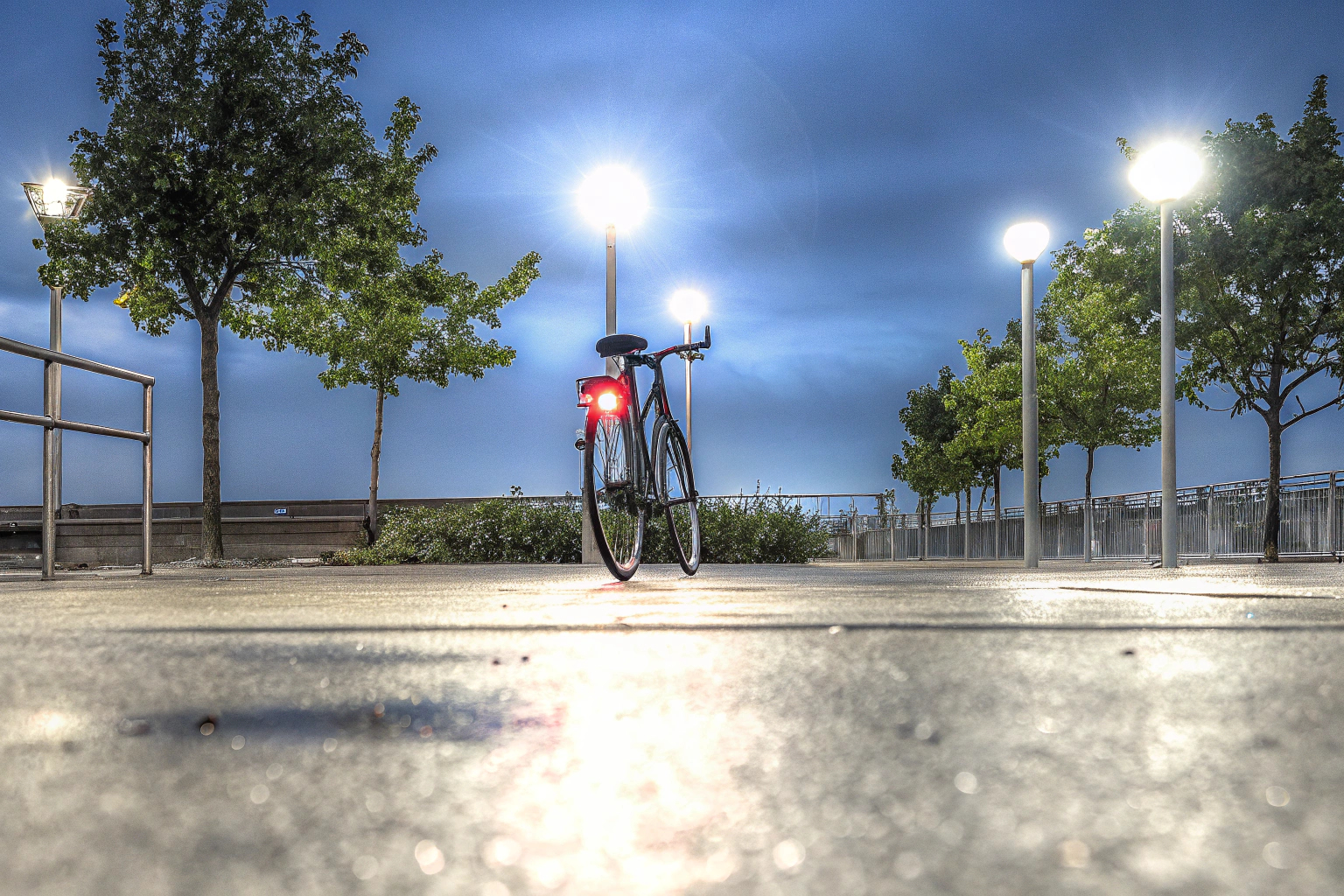 Fahrrad mit leuchtendem Rücklicht