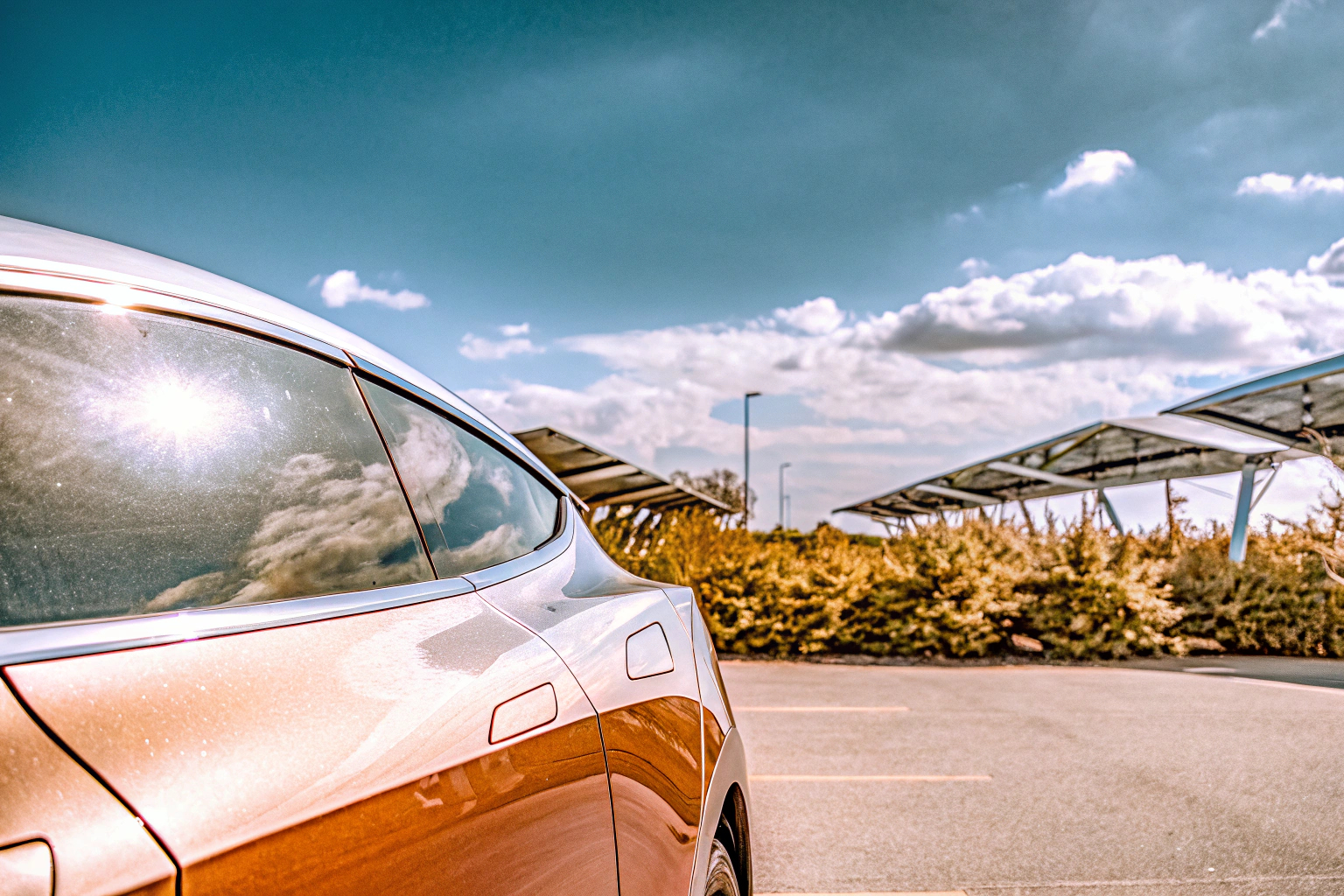 Modernes Elektroauto an einer Ladestation