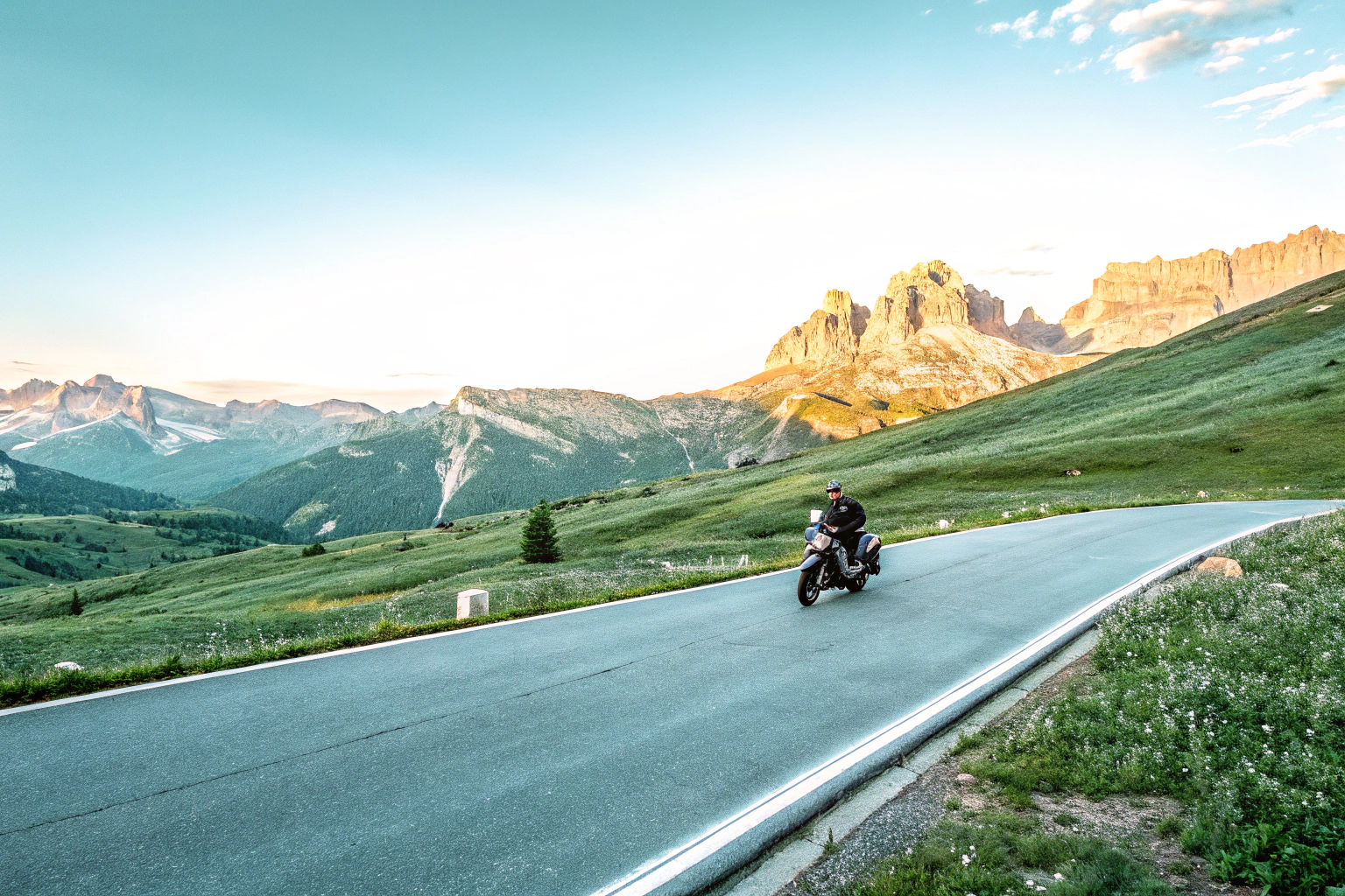 Motorradfahrer auf einer Alpenstraße