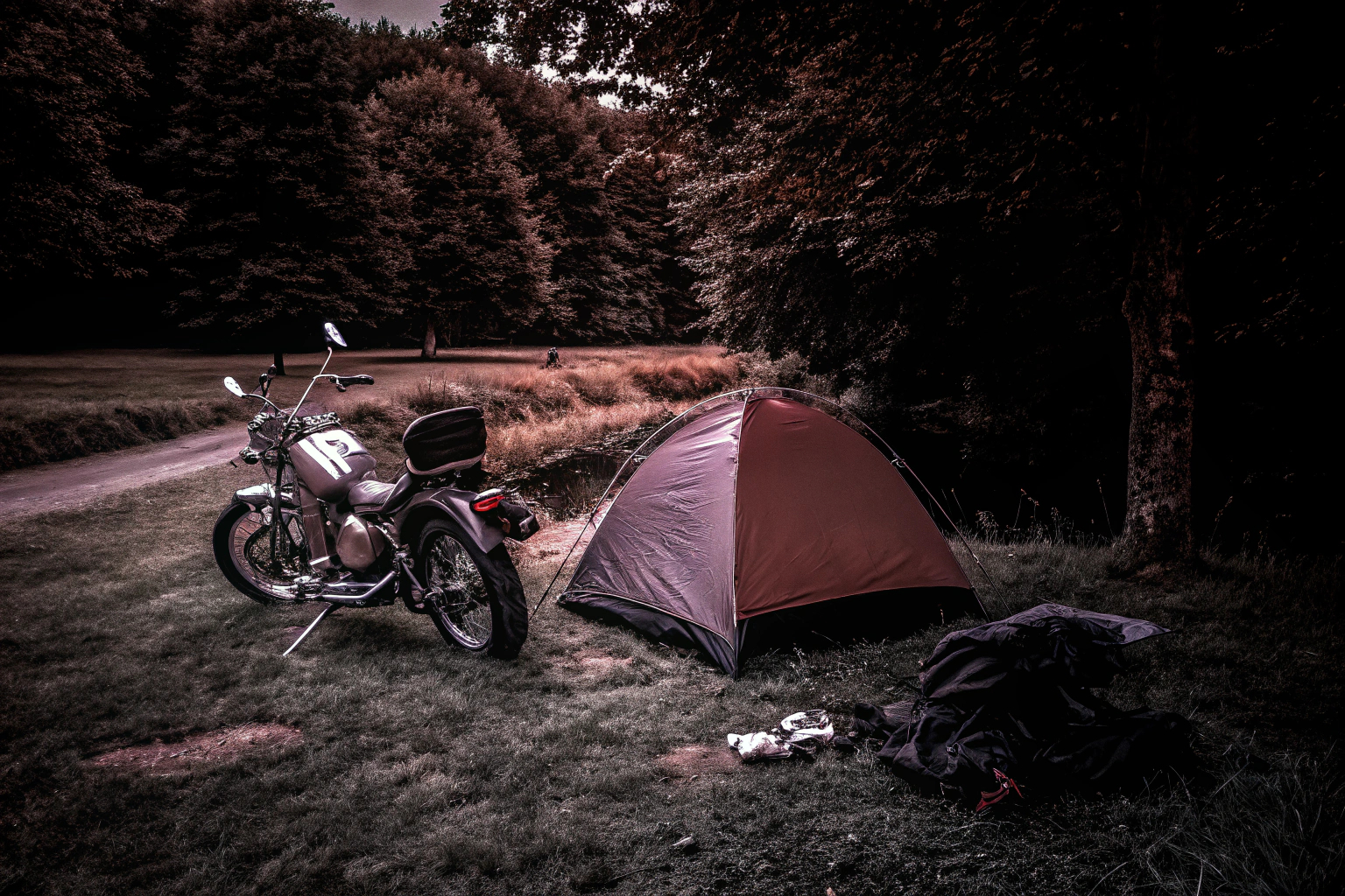 Motorradfahrer Zeltaufbau Eifel