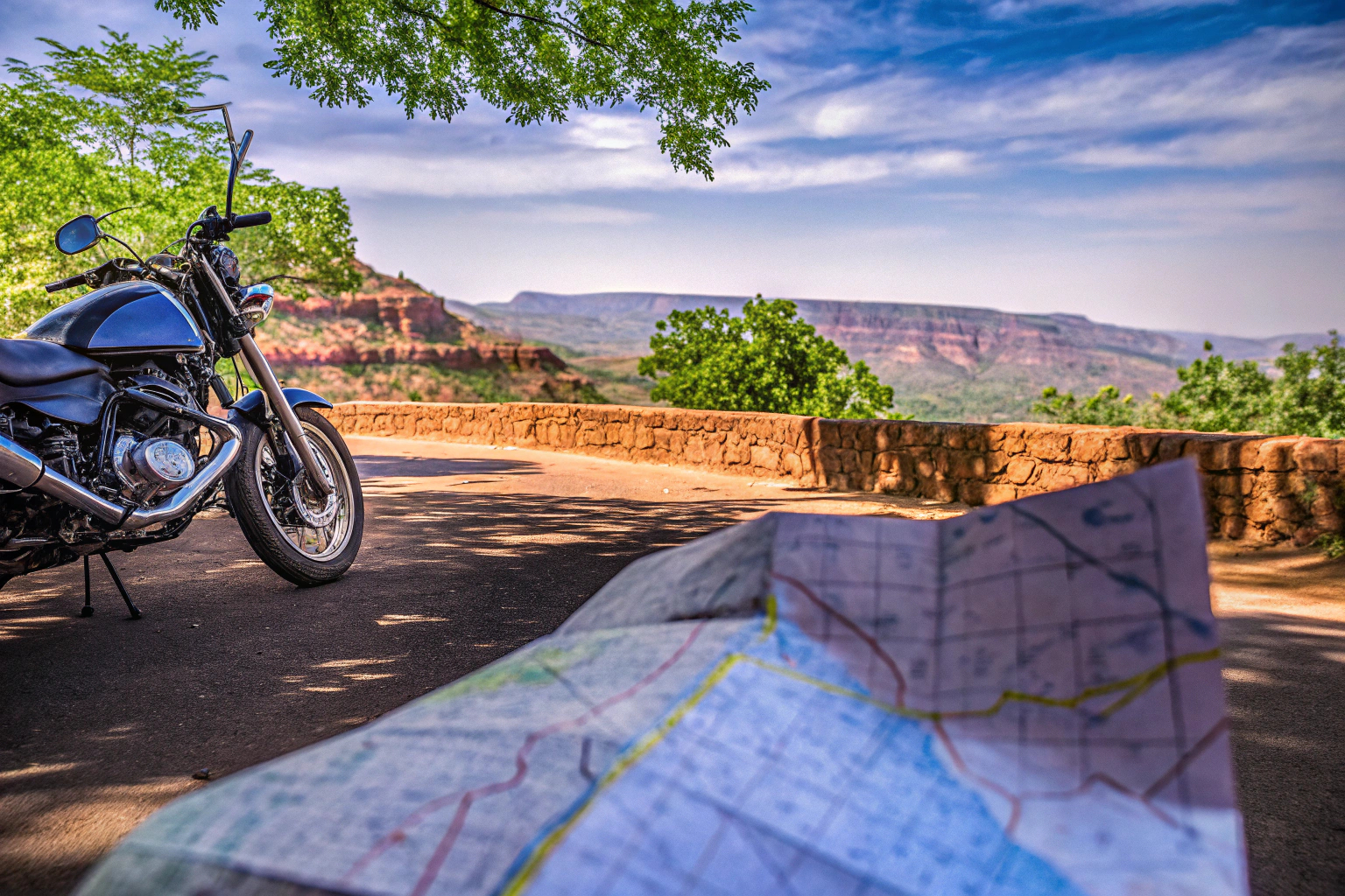 Motorradfahrer plant Route mit Karte