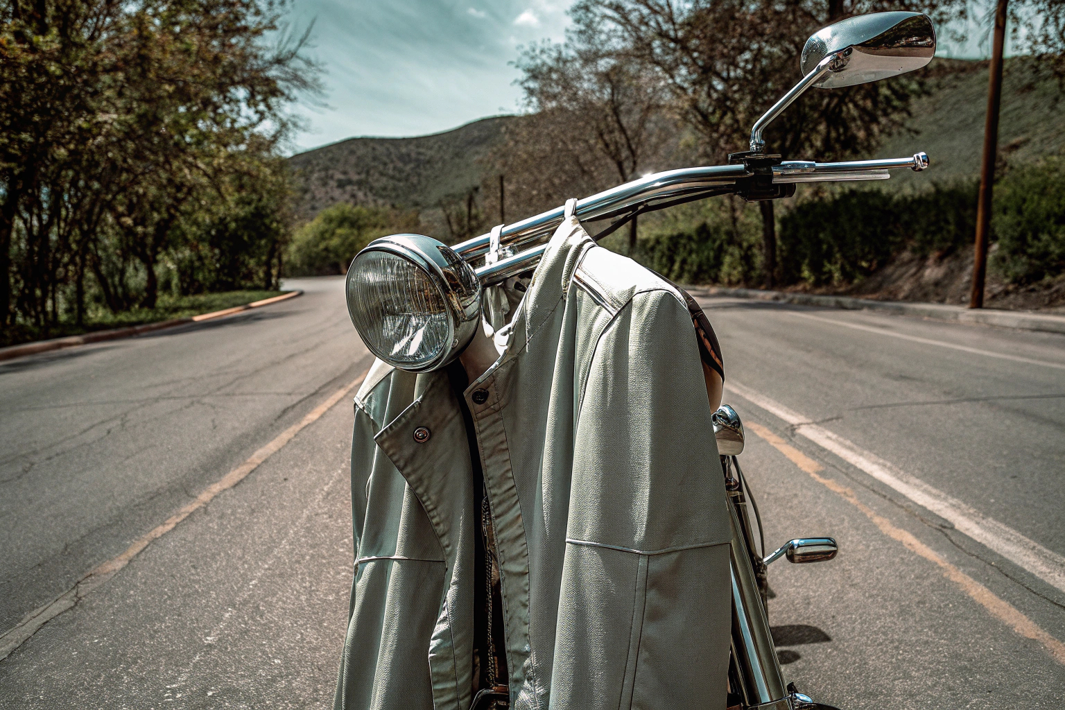 Motorradfahrer mit Sommerjacke