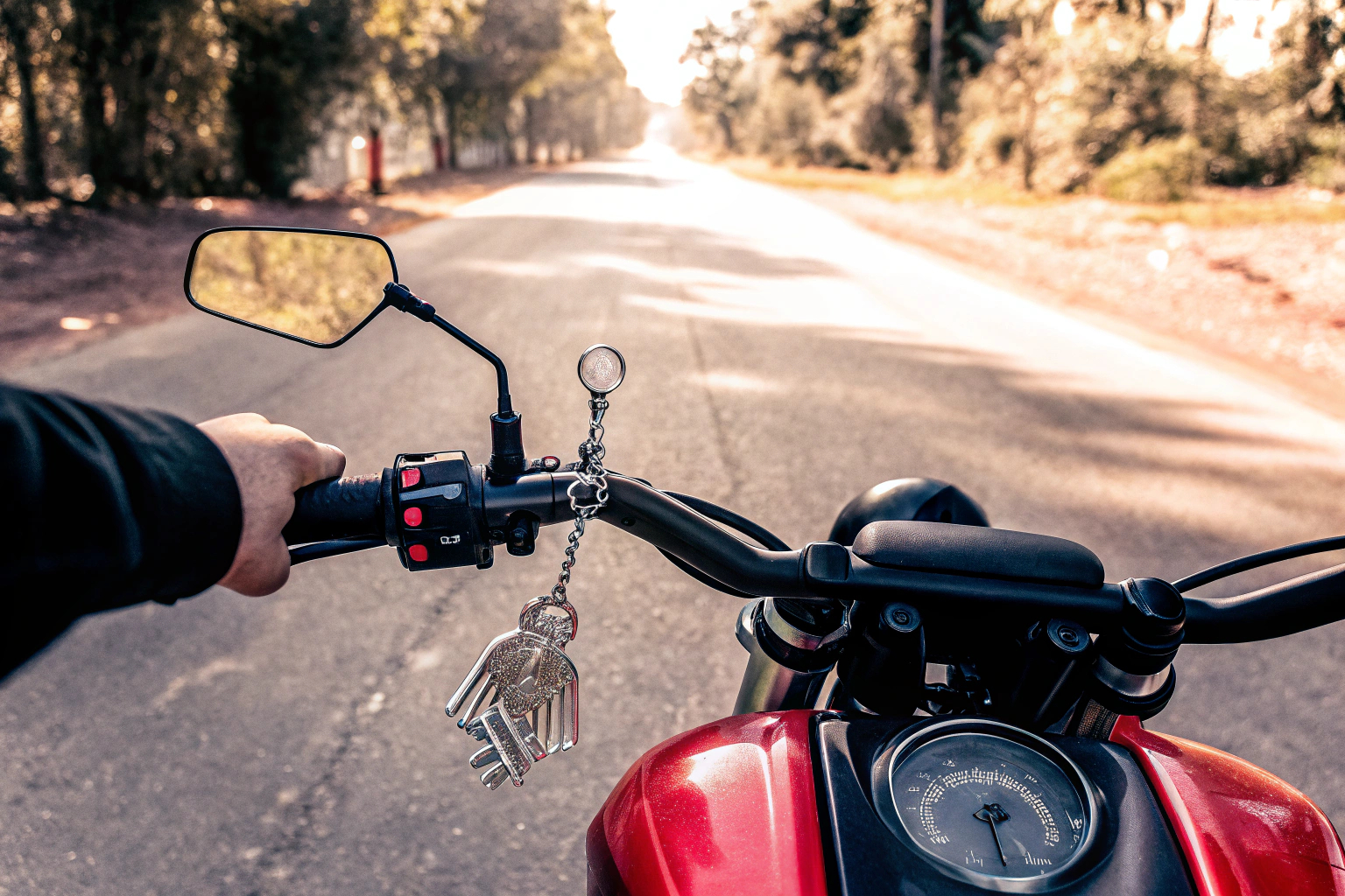 Motorradfahrer mit Schutzengel-Schlüsselanhänger