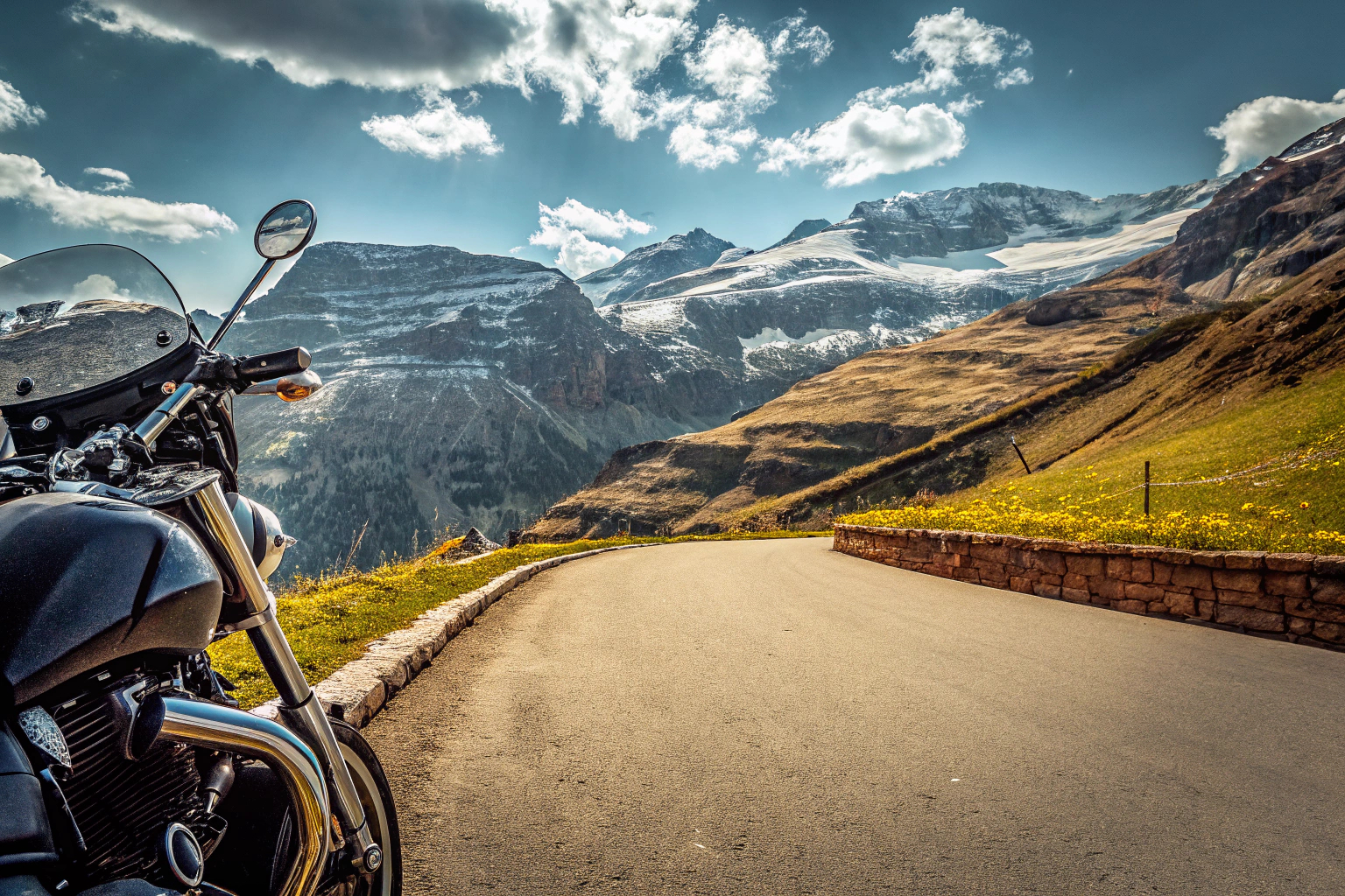 Motorradfahrer in den Alpen