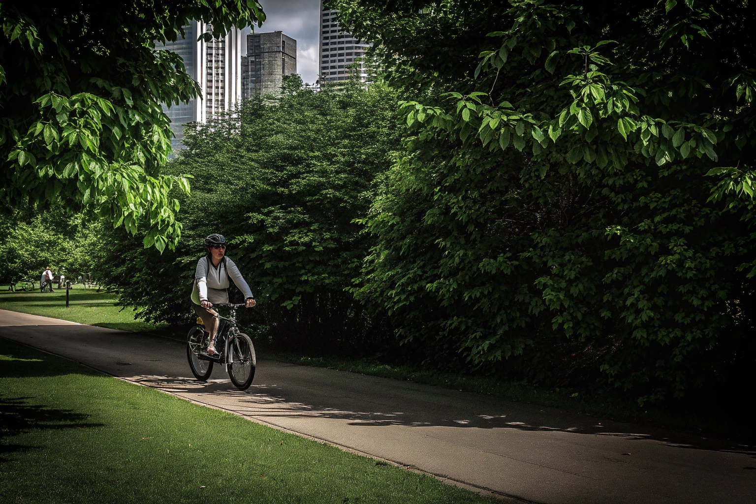 Städtischer Pendler auf E-Bike