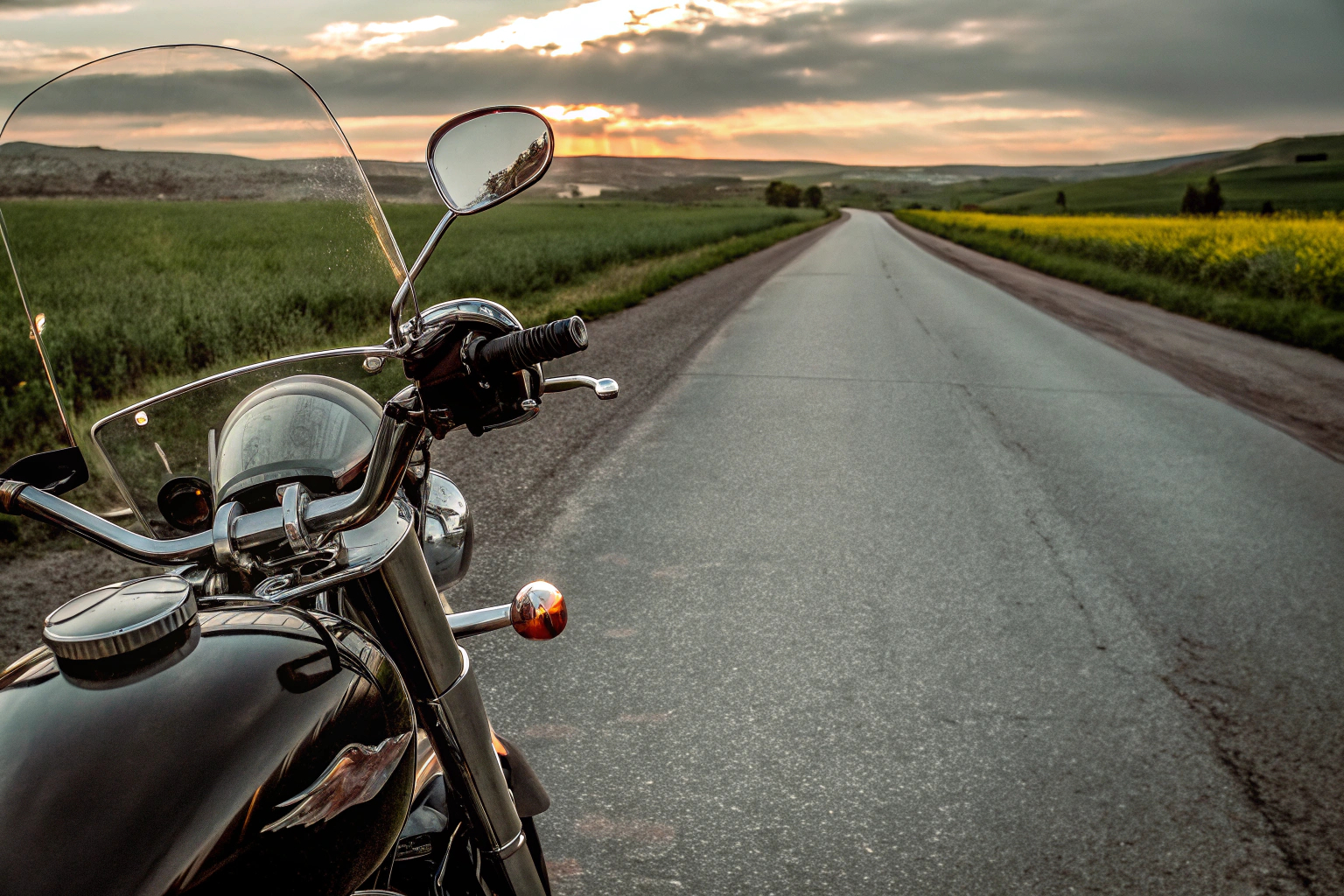 Motorrad auf Landstraße