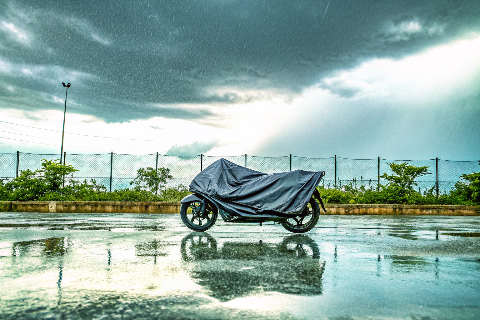 Wasserdichte Motorradabdeckung im Regen