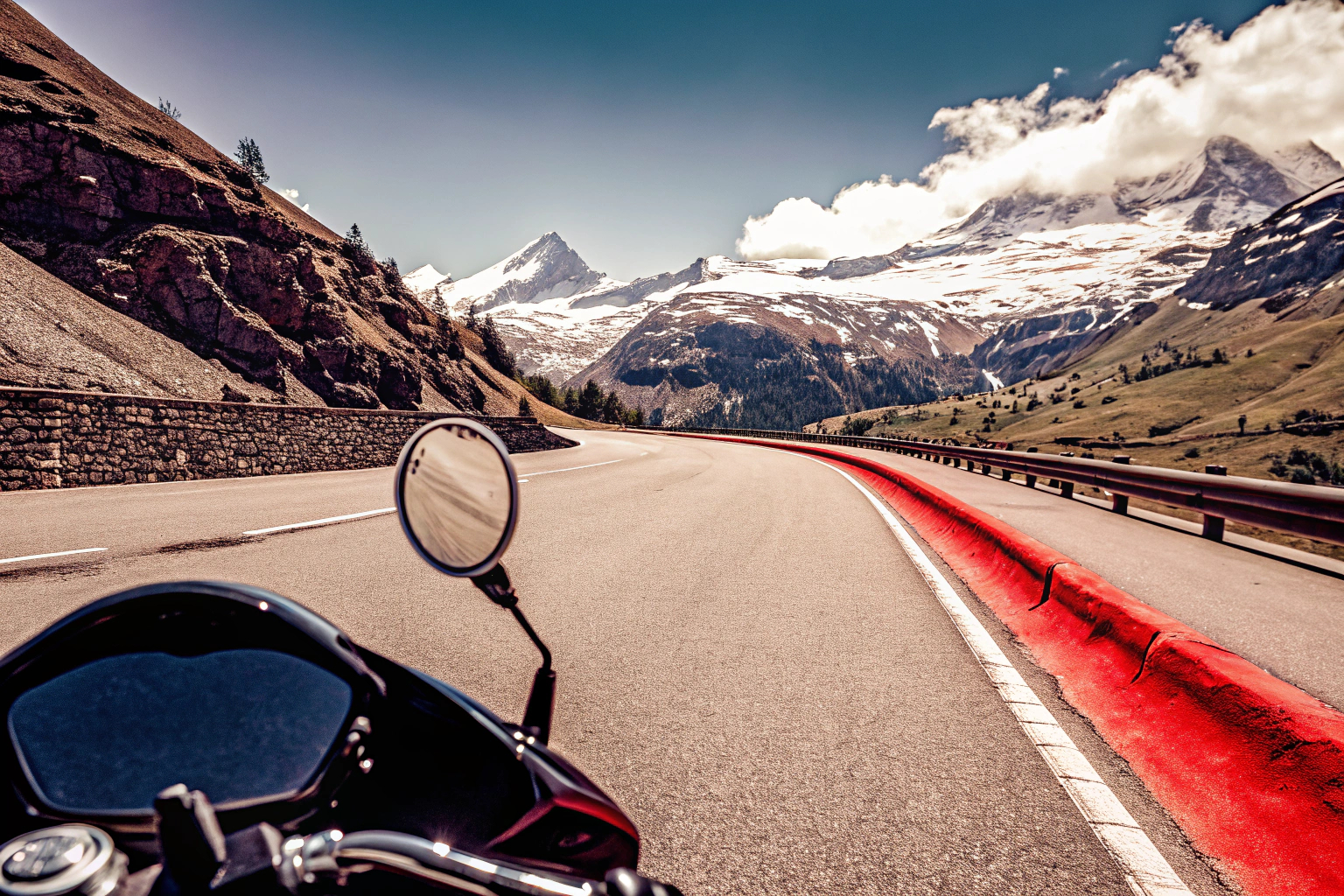 Motorradfahrer in den Alpen