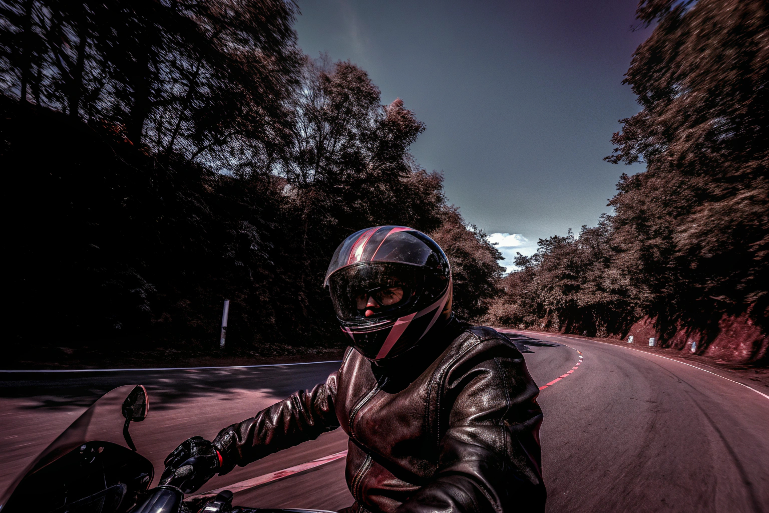 Motorradfahrer mit Schutzkleidung