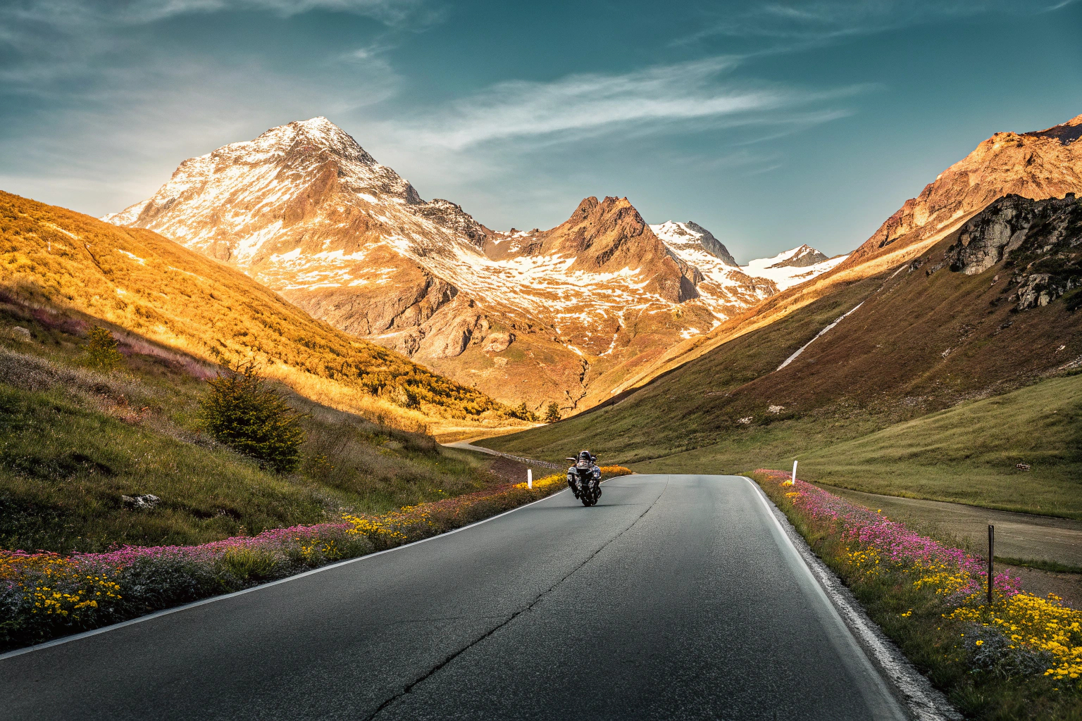 Motorradfahrer in den Alpen