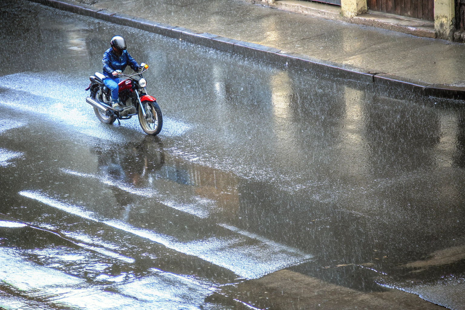 Motorradfahren bei Regen