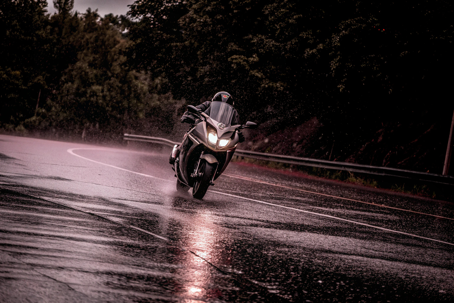 Motorradfahrer bei Regen