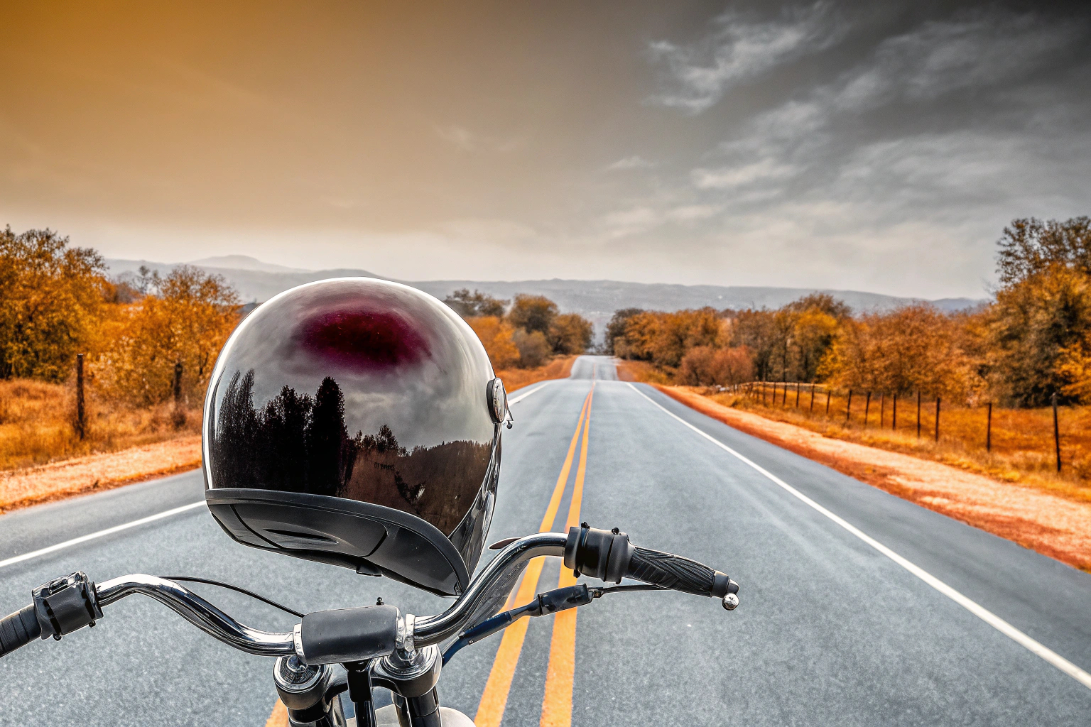 Motorradfahrer mit Helm auf Landstraße