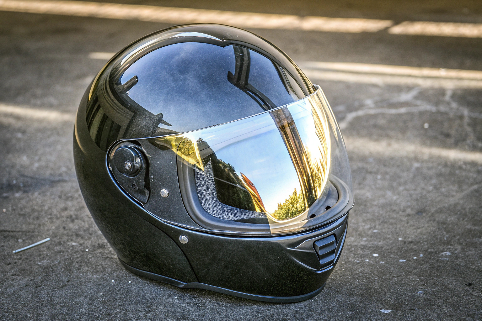 Motorradhelm mit Sonnenschutzglas