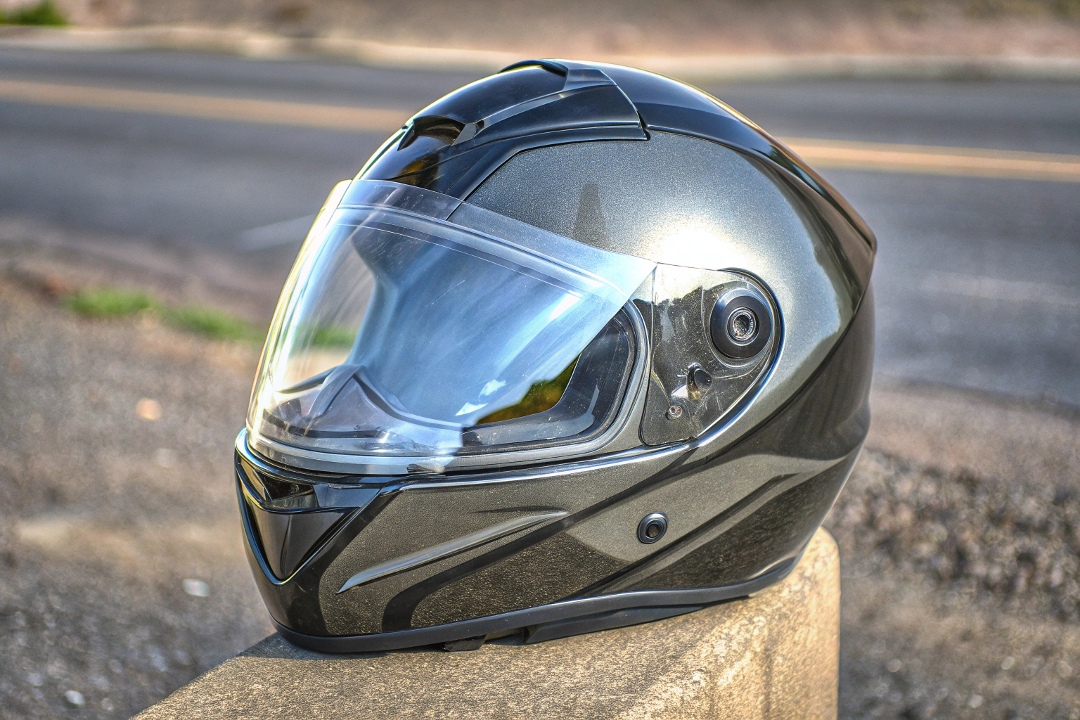 Motorradhelm mit Sonnenblende